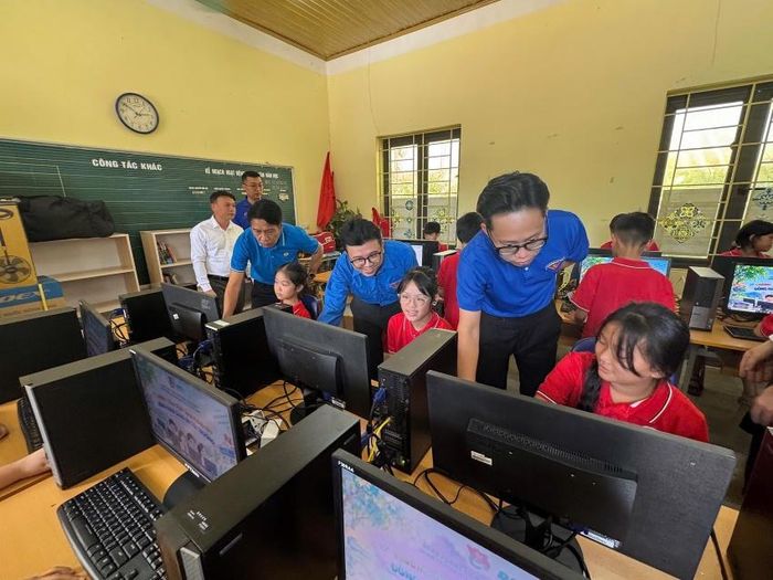 Tuổi trẻ ngành Ngân hàng đồng hành cùng các em học sinh vùng khó. (Ảnh: Thời báo Ngân hàng)
