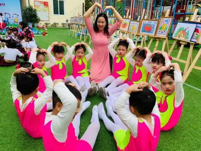 Nhà giáo, cán bộ quản lý cơ sở giáo dục và những người được giao hoặc huy động tham gia thực hiện phổ cập giáo dục mầm non.