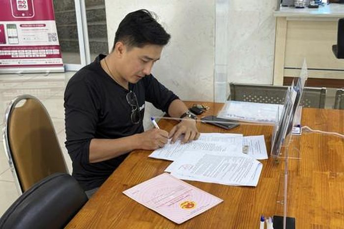Người dân phối hợp với Công an cơ sở kê khai, chỉnh lý thông tin đất đai