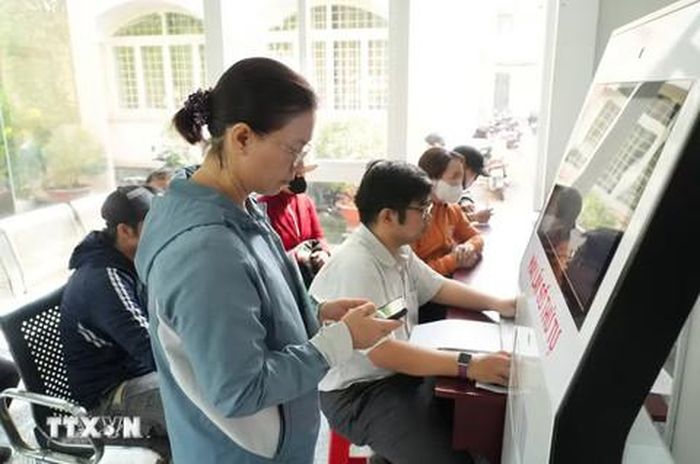 Người dân quét VNeID để thực hiện thủ tục hành chính tại Trung tâm Phục vụ Hành chính công xã Củ Chi, TPHCM
