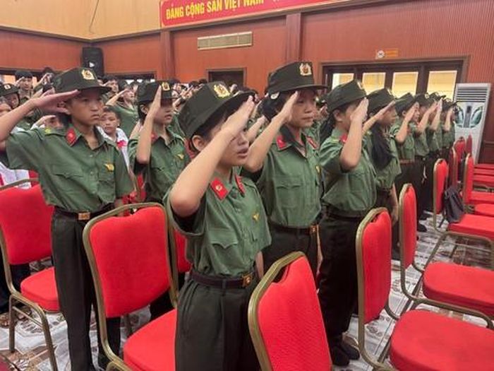Các em học sinh trong ngày khai trường