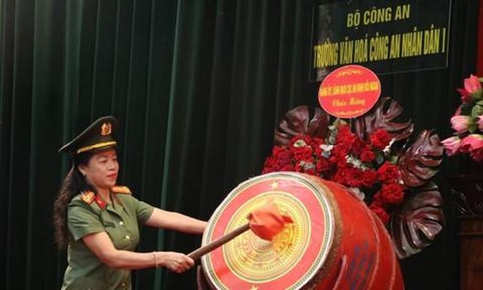 Đại tá Đỗ Thị Huyền Lan - Hiệu trưởng Trường Văn hóa Công an Nhân dân I - đánh hồi trống khai giảng năm học mới