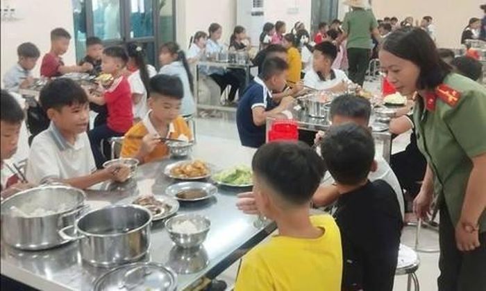 Cán bộ, chiến sĩ của trường chăm sóc từng bữa ăn, giấc ngủ cho các em học sinh