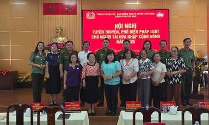 Các đại biểu tham dự hội nghị chụp hình lưu niệm