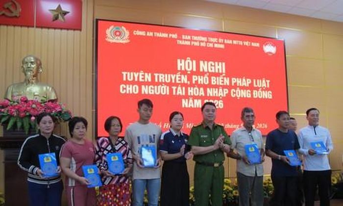 Thượng tá Phạm Quang Trưởng tặng quà cho những người từng lầm lỡ có hoàn cảnh khó khăn, có nhiều nỗ lực vươn lên trong cuộc sống