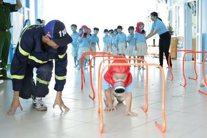Nâng cao kỹ năng thoát hiểm khi có sự cố cháy nổ cho trẻ em