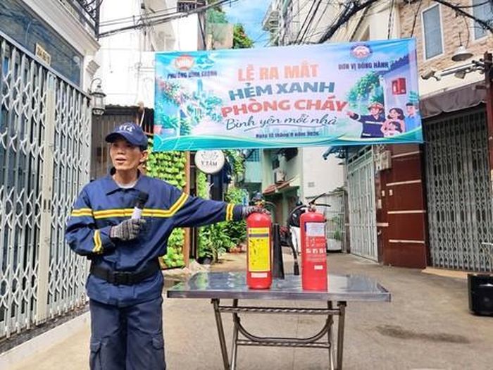 Cán bộ Đội CC&CNCH Khu vực 16 tuyên truyền đến người dân kỹ năng sử dụng bình chữa cháy an toàn