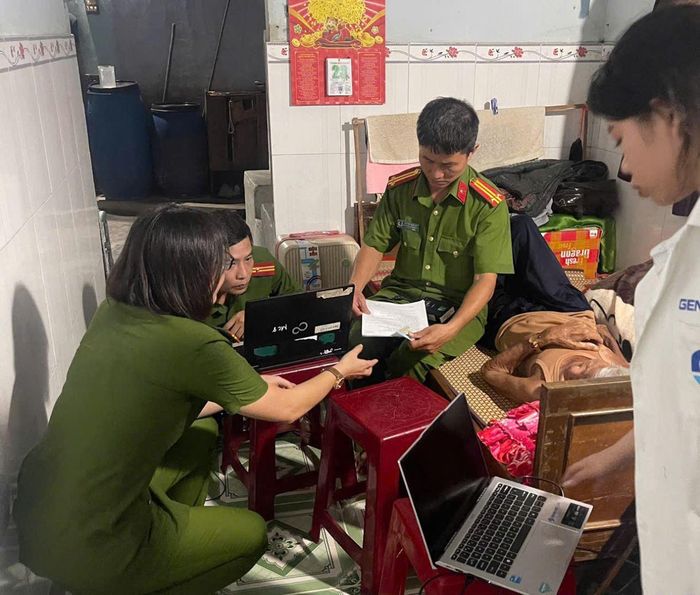 Công an tỉnh Khánh Hòa hỗ trợ thân nhân Liệt sĩ kiểm tra thông tin và lấy mẫu ADN