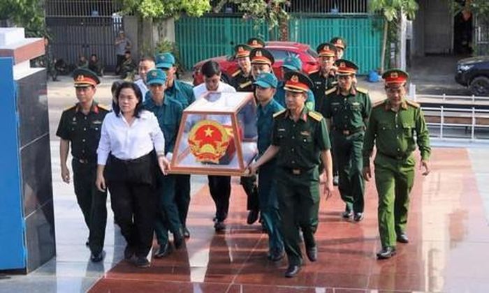 Các lực lượng phường Nam Nha Trang đưa HCLS đến Nghĩa trang Liệt sĩ Hòn Dung