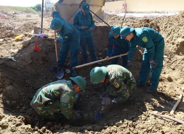 Lực lượng làm nhiệm vụ triển khai công tác tìm kiếm HCLS tại khu vực Nhà lao Thành Diên Khánh