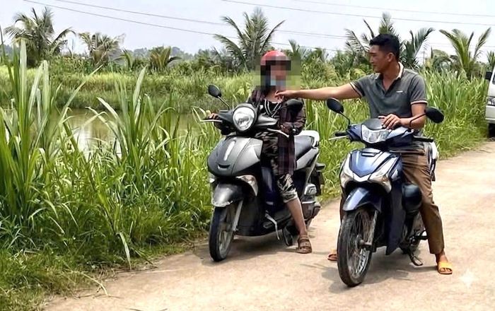 Thực nghiệm lại hành vi cướp giật dây chuyền của Võ Thành Nam.