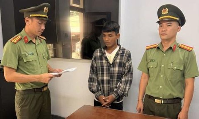 Cơ quan An ninh điều tra đọc Lệnh bắt bị can để tạm giam đối với Nay Nhuôn. Ảnh Công an Gia Lai.