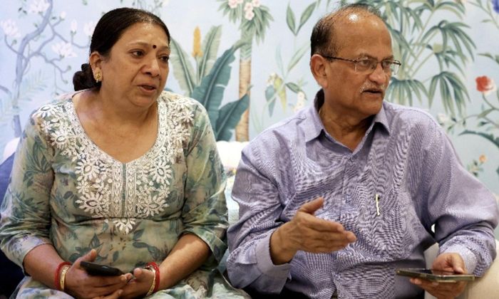 Ông bà Anshu và Ajay Gupta – cha mẹ của Arushi Gupta (33 tuổi, công dân Ấn Độ bị mất tích khi đang di chuyển từ Nepal sang Tây Tạng trong chuyến hành hương đến núi Kailash, một địa điểm linh thiêng của Ấn Độ giáo, sau khi khu vực này hứng chịu lũ quét và sạt lở đất gây chết người – trả lời phỏng vấn hãng tin Reuters tại New Delhi, Ấn Độ vào ngày 10/9/2026 - Ảnh: Reuters