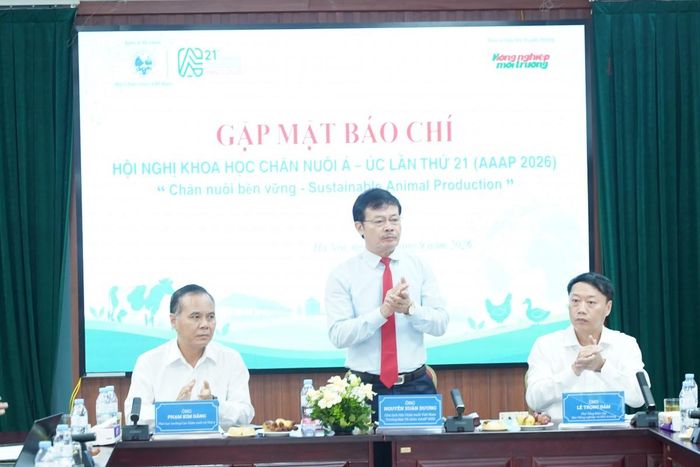 Ông Phạm Kim Đăng, Phó Cục trưởng Cục Chăn nuôi và Thú y; ông Nguyễn Xuân Dương, Chủ tịch Hội Chăn nuôi Việt Nam; và ông Lê Trọng Đảm, Phó Tổng Biên tập Báo Nông nghiệp và Môi trường chủ trì buổi họp báo. Ảnh: BTC