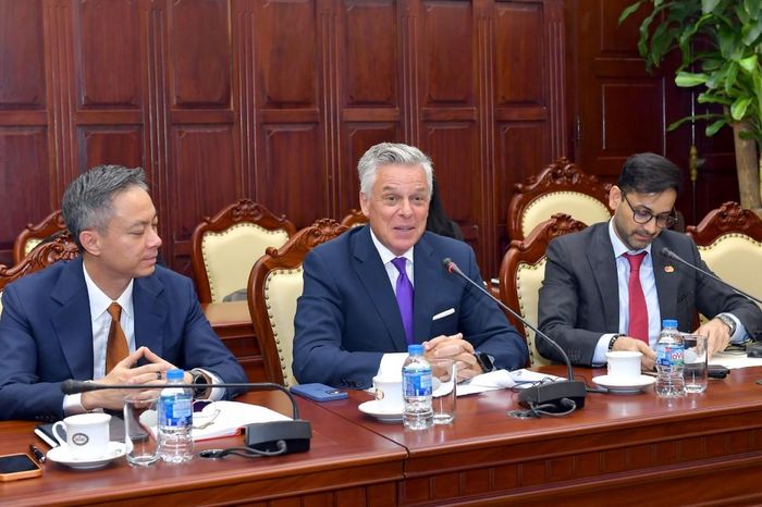 Ông Jon M. Huntsman - Phó Chủ tịch Tập đoàn Mastercard tại buổi làm việc.