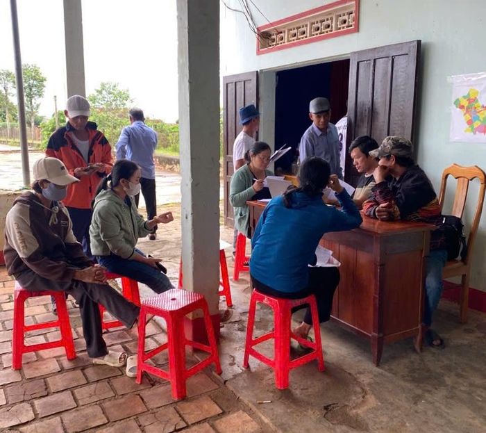 Bà con nhân dân đến hội trường thôn để đăng ký kê khai thông tin đất đai tại xã Ea Kar.