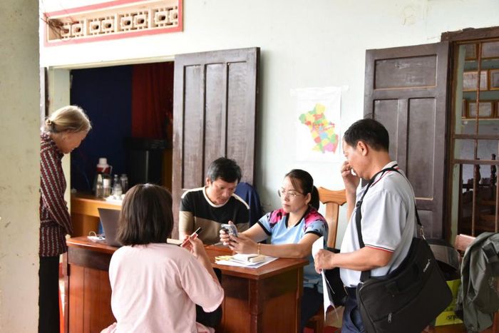 Bà Nguyễn Thị Thanh Nga – phó phòng kinh tế xã Ea Kar hướng dẫn bà con kê khai.