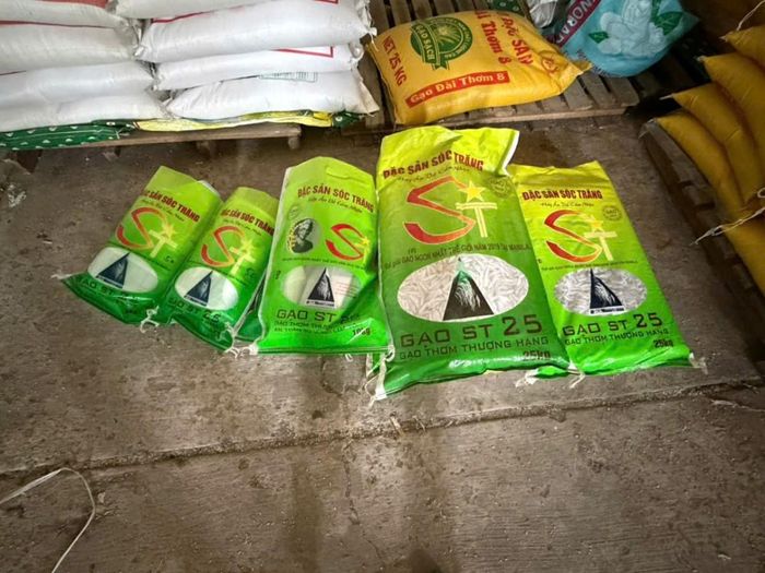 Số gạo đóng trong bao bì mang nhãn hiệu Gạo ST25 được lực lượng chức năng phát hiện, tạm giữ tại Hộ kinh doanh Chí Cường. Ảnh: Công an tỉnh An Giang