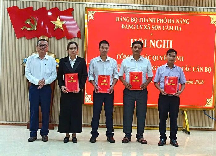Giao nhiệm vụ cán bộ, ổn định tổ chức bộ máy cho các chi bộ mới thành lập tại xã Sơn Cẩm Hà.
