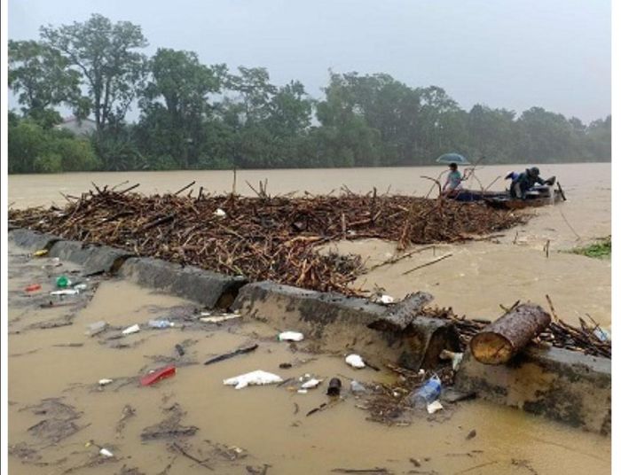 Trong điều kiện thời tiết khắc nghiệt, vớt củi, thả lưới đánh cá sẽ tiềm ẩn nhiều nguy cơ... Ảnh minh hoạ.