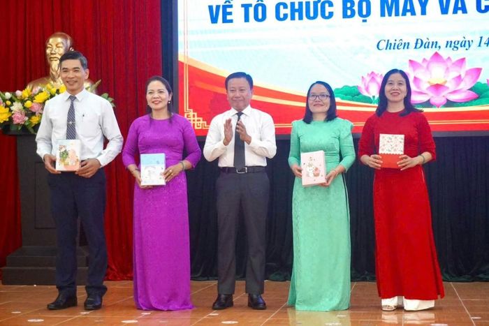 Đảng ủy xã Chiên Đàn kiện toàn bộ máy, bổ nhiệm cán bộ mới. Hướng tới một tập thể đoàn kết, vững mạnh và hoạt động hiệu quả.