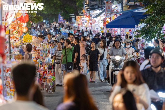 Phố cổ Hà Nội tràn ngập đồ trung thu, người Hà Nội chen chân mua sắm. (Ảnh: Minh Đức)