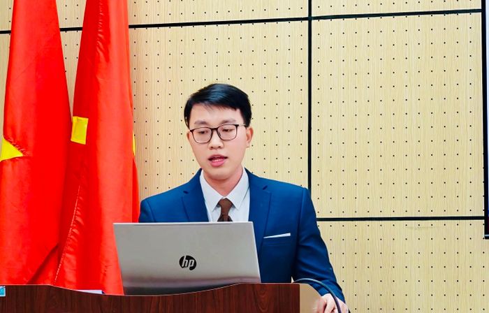 Anh Tuấn bảo vệ khóa luận tốt nghiệp.