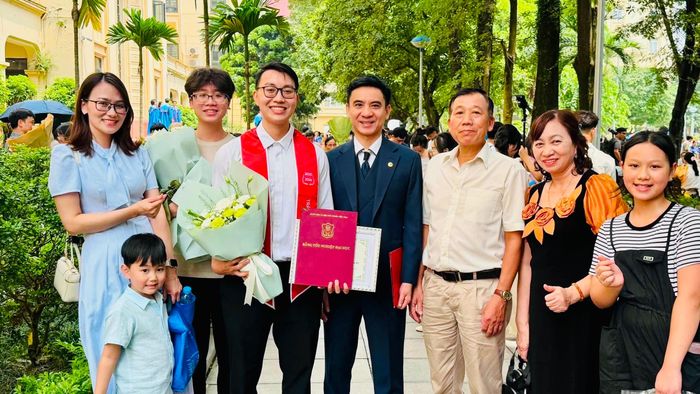Trần Anh Tuấn cùng gia đình và GS.TS, Thầy thuốc ưu tú Võ Trương Như Ngọc vào ngày nam sinh nhận bằng tốt nghiệp.