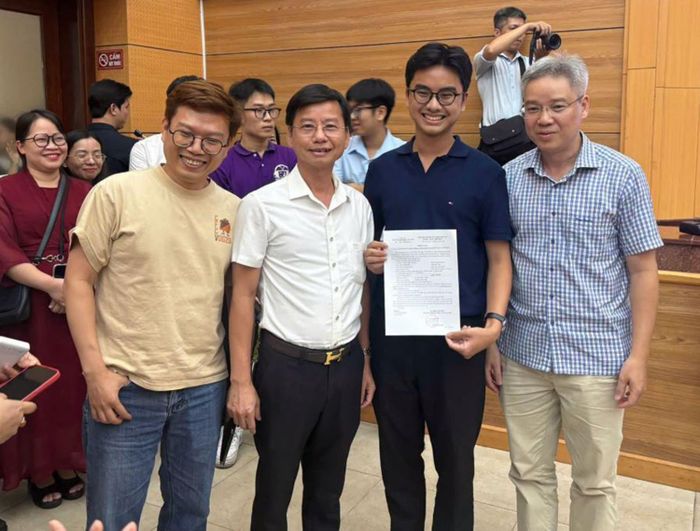 TS Thông (áo trắng) vui và xúc động khi con trai chọn Hồi sức cấp cứu.