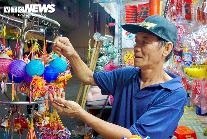 “Như tầm chục năm trước, mỗi đêm dịp Trung thu có thể bán được vài trăm cái lồng đèn là bình thường. Còn bây giờ, mỗi đêm bán được vài chục cái là mừng lắm rồi. Chúng tôi bây giờ mỗi người đều tự sắm cho mình vài nghề mới trụ được”, ông Trung, tiểu thương tại đây cho hay.