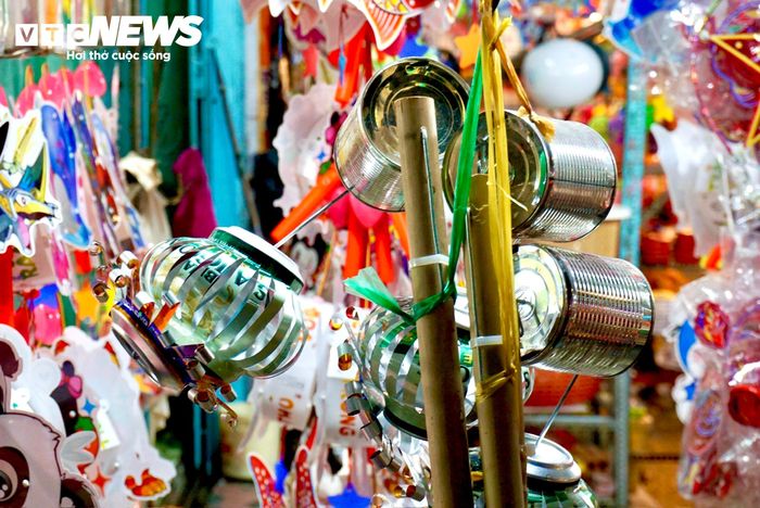 Những chiếc đèn được làm từ lon bia, lon sữa mang đầy ký ức tuổi thơ với giá 10.000 đồng/chiếc.