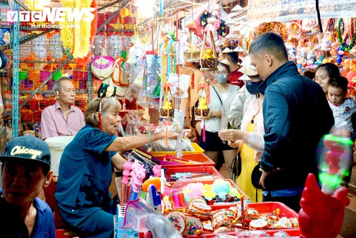 So với trước đây, hoạt động kinh doanh lồng đèn tại khu vực này cũng thu hẹp đáng kể. Các tiểu thương cho biết trước kia lồng đèn được bày bán từ đầu đến cuối đường Lương Nhữ Học. Những năm gần đây, các cửa hàng chủ yếu tập trung trong con hẻm nhỏ dài khảong 100m trên tuyến đường.