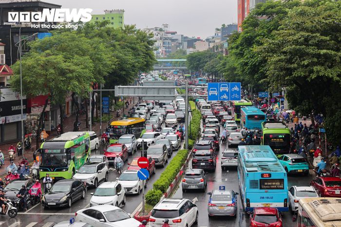 Cùng thời điểm, trên đường Nguyễn Văn Cừ hướng về cầu Chương Dương, tình trạng ùn tắc kéo dài hàng khi lượng phương tiện tăng cao trong giờ cao điểm.