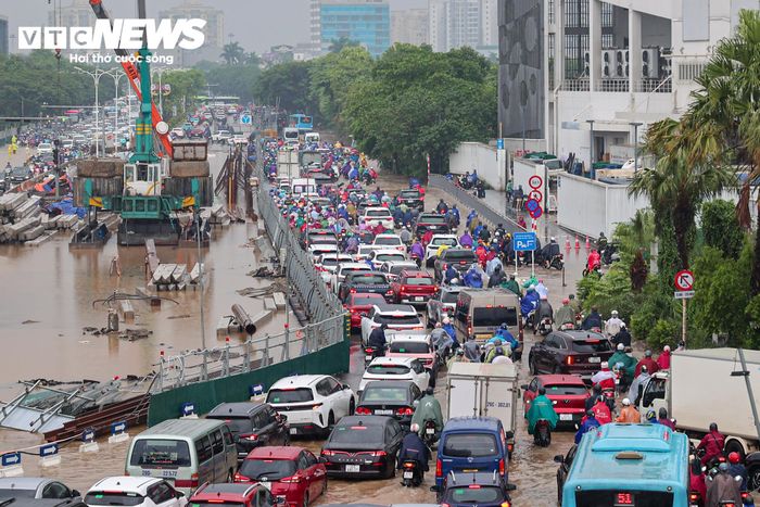 Trên đường Đàm Quang Trung, một số điểm ngập sâu xuất hiện từ sáng sớm, khiến giao thông qua khu vực gần như tê liệt.