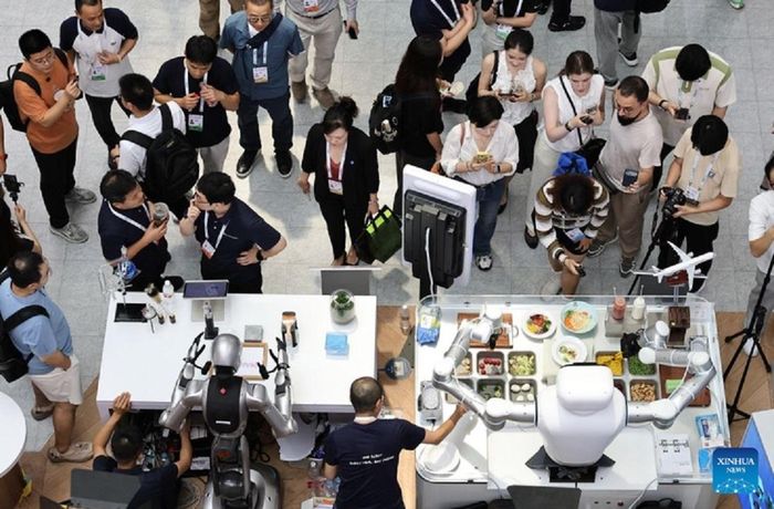 Robot hình người trình diễn kỹ năng tại ội nghị Trí tuệ Nhân tạo Thế giới 2026 ở Thượng Hải, Trung Quốc. (Ảnh: Tân Hoa Xã)