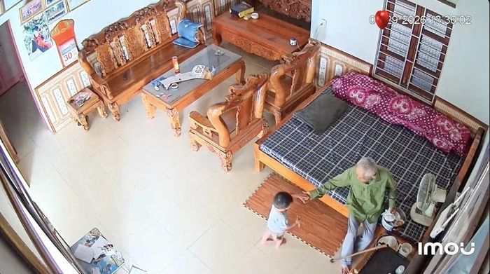 Khoảnh khắc đầy tình cảm của hai thế hệ cách nhau 100 năm. (Ảnh chụp màn hình)