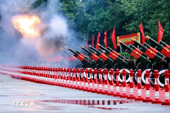 Nghi thức bắn 21 loạt đại bác chào mừng Nhà vua Thái Lan Maha Vajiralongkorn Phra Vajiraklaochaoyuhua và Hoàng hậu Suthida Bajrasudhabimalalakshana. (Ảnh: TTXVN)
