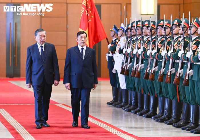 Tổng Bí thư, Chủ tịch nước Tô Lâm và Nhà vua Thái Lan Maha Vajiralongkorn Phra Vajiraklaochaoyuhua duyệt đội danh dự Quân đội Nhân dân Việt Nam.