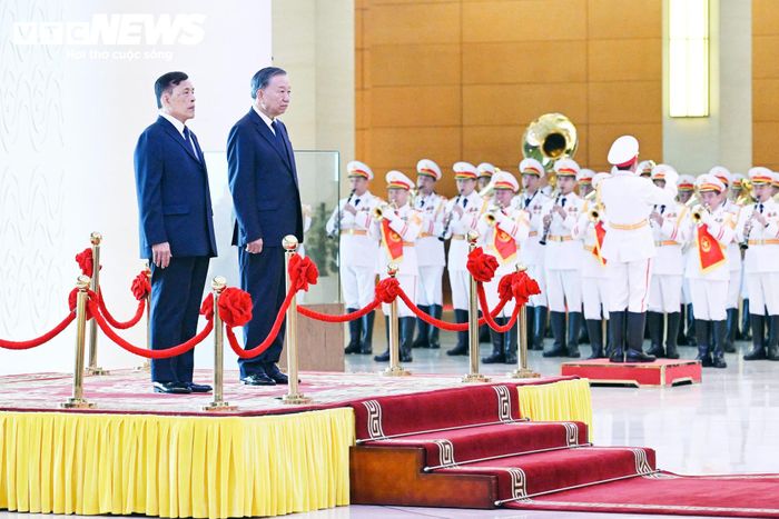 Tổng Bí thư, Chủ tịch nước Tô Lâm và Nhà vua Thái Lan Maha Vajiralongkorn Phra Vajiraklaochaoyuhua trên bục danh dự, thực hiện nghi lễ chào cờ.