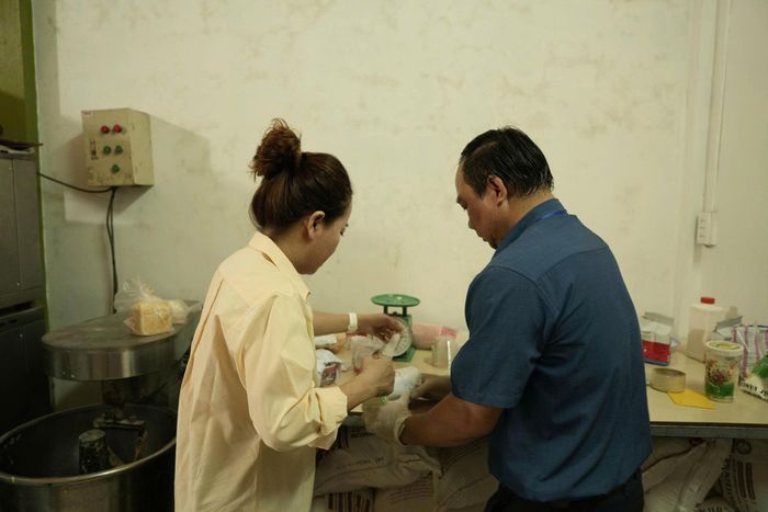 Lực lượng chức năng lấy mẫu kiểm tra khu vực chế biến thực phẩm tại cơ sở bánh mì mới khai trương ở xã Cam Lộ