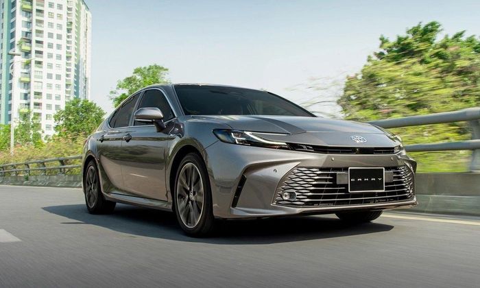 Toyota Camry HEV tăng tốc ấn tượng 111% trong tháng 8 với 192 xe bán ra.