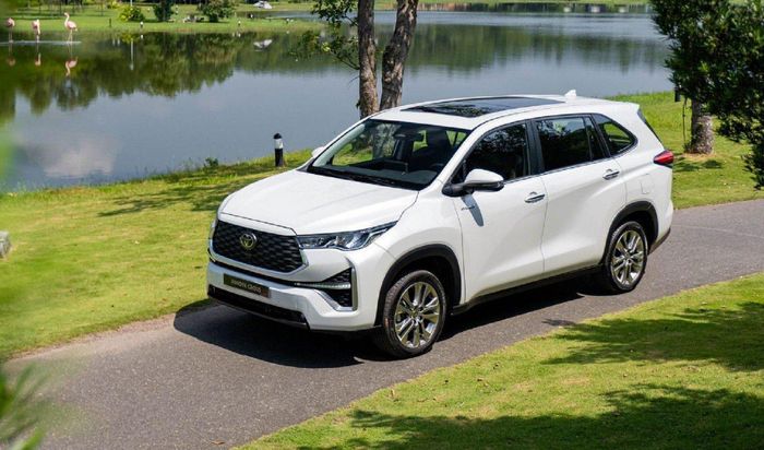 Toyota Innova Cross HEV vươn lên dẫn đầu toàn phân khúc hybrid tháng 8 với 371 xe.