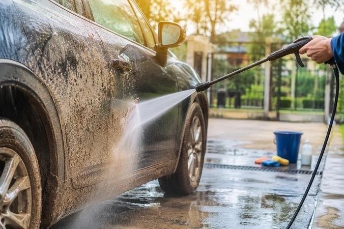 Sự biến đổi của khí hậu trước mưa khiến nhiều người muốn rửa xe. (Ảnh: iStock)