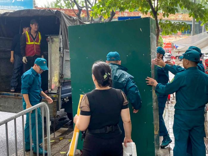 Hàng hóa từ các quầy được đưa lên xe tải rồi vận chuyển ra ngoài. (Ảnh: UBND phường Kim Liên)