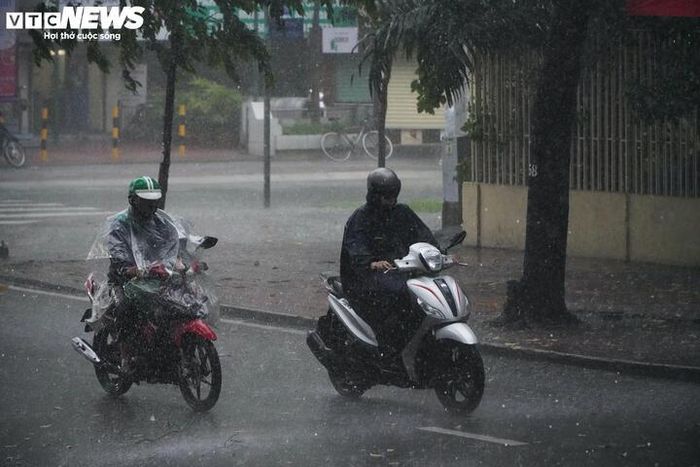 Nhiều tài xế có thói quen chạy nhanh khi trời mưa to đường vắng. (Ảnh: Lương Ý)