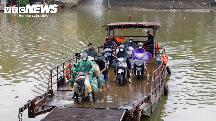 Bến đò Bến Đình có đoạn đường dẫn xuống dốc khá gắt, tiềm ẩn nguy hiểm, đặc biệt với người đi xe máy chở hàng nặng qua đò.
