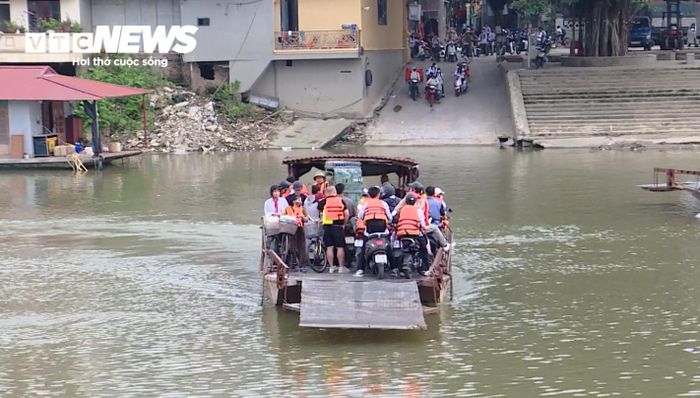 Việc đò quá tải cũng khiến các đò phải hoạt động hết công suất, liên tục trong ngày.