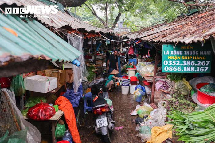 UBND phường Kim Liên cho biết địa phương chia sẻ với những khó khăn, ảnh hưởng đến hoạt động kinh doanh và sinh kế của các tiểu thương trong thời gian chợ tạm dừng. Để hỗ trợ các hộ kinh doanh, phường bố trí địa điểm lưu giữ tạm thời miễn phí đối với hàng khô và một số loại hàng hóa có điều kiện bảo quản đơn giản; đồng thời rà soát, kết nối tiểu thương với các chợ dân sinh lân cận để tìm địa điểm kinh doanh phù hợp.