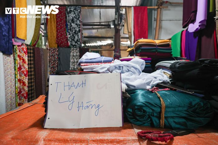Bên trong chợ, nhiều quầy hàng treo biển “thanh lý hàng” để nhanh chóng giải phóng lượng hàng tồn trước thời điểm di dời.