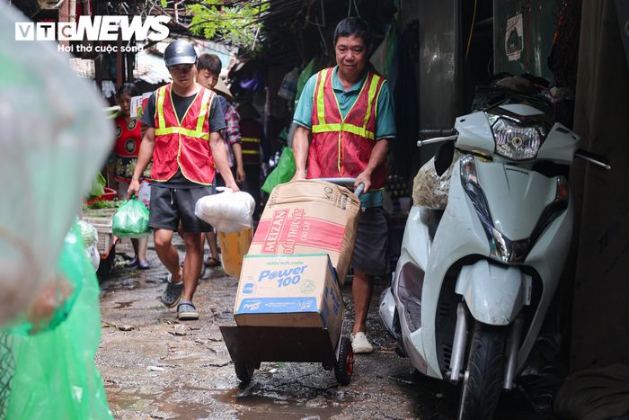 Tại khu vực bên trong chợ, hàng hóa từ các quầy được tiểu thương thu dọn, đưa lên xe tải để vận chuyển ra ngoài.